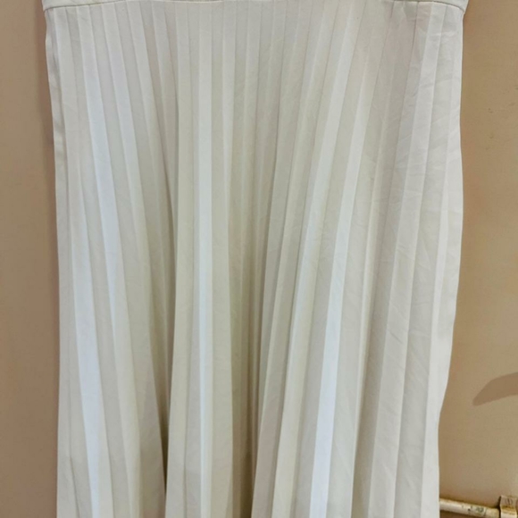 White pleated midi dress - Picture 7 of 9